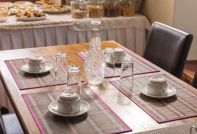 Melanthi Traditional