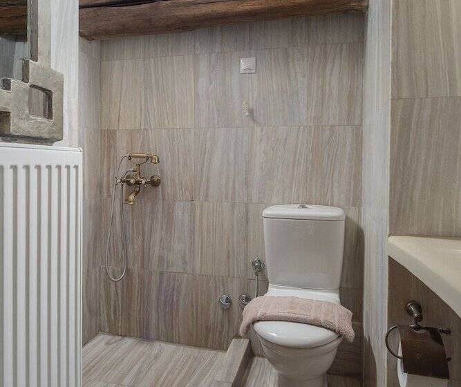 Melanthi Traditional