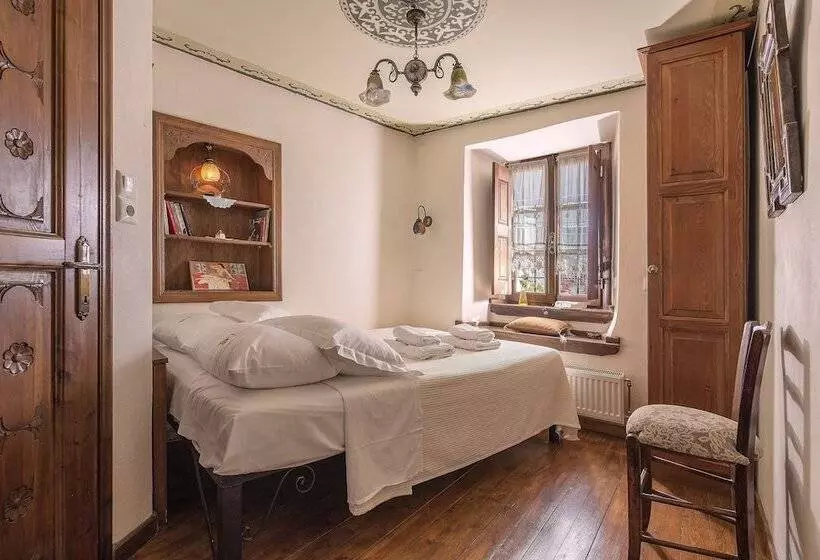 Melanthi Traditional