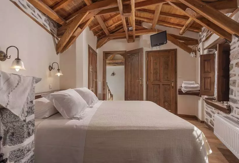 Melanthi Traditional