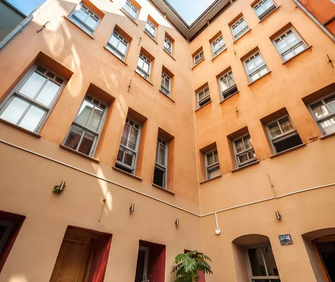 ペンション Educa Suites