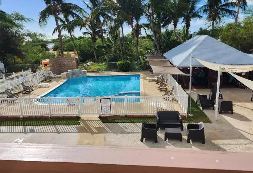 هتل Combate Beach Resort