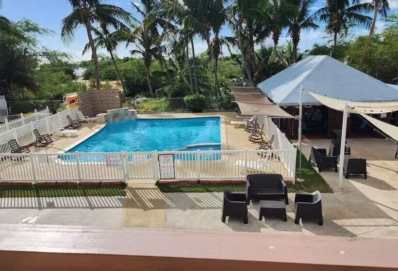 هتل Combate Beach Resort