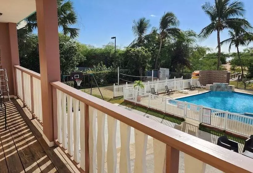 هتل Combate Beach Resort