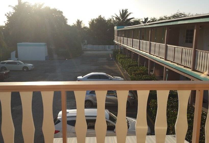 هتل Combate Beach Resort