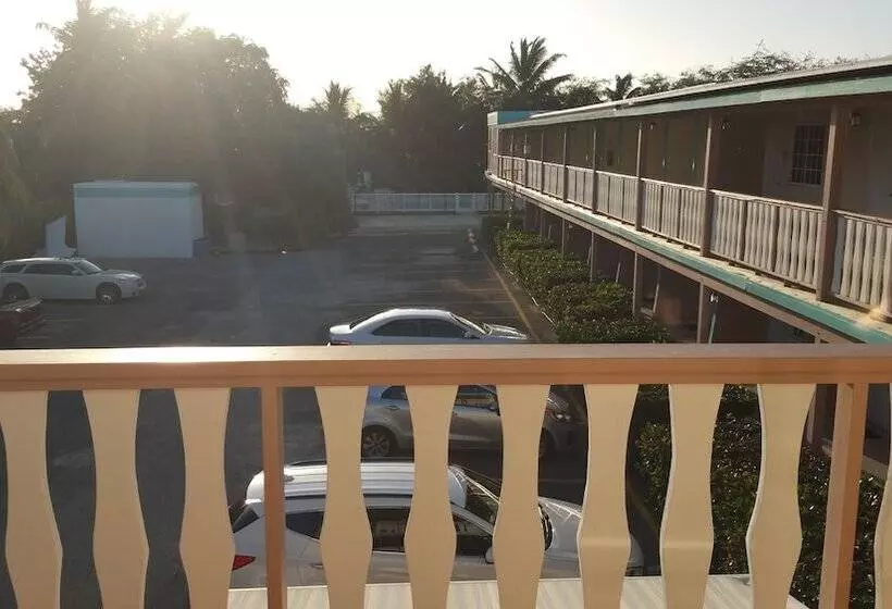 هتل Combate Beach Resort