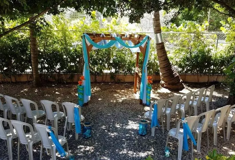 هتل Combate Beach Resort