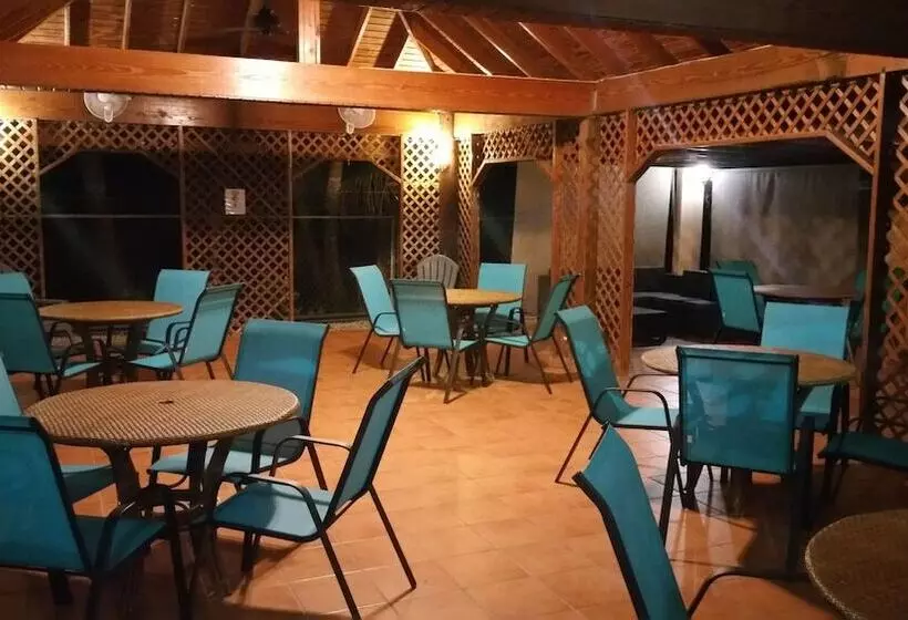 هتل Combate Beach Resort