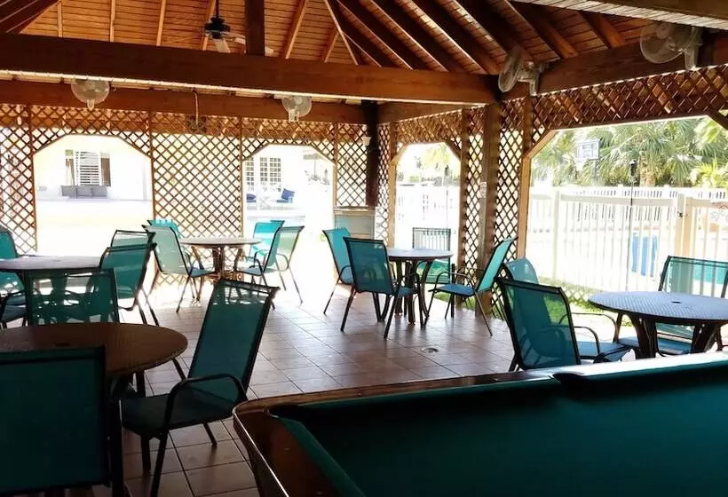 هتل Combate Beach Resort