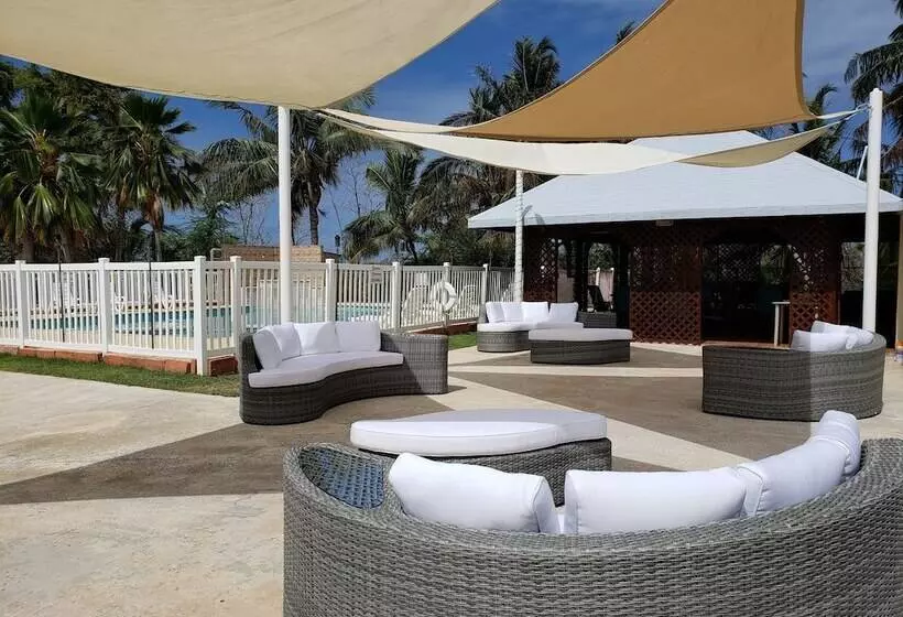 هتل Combate Beach Resort