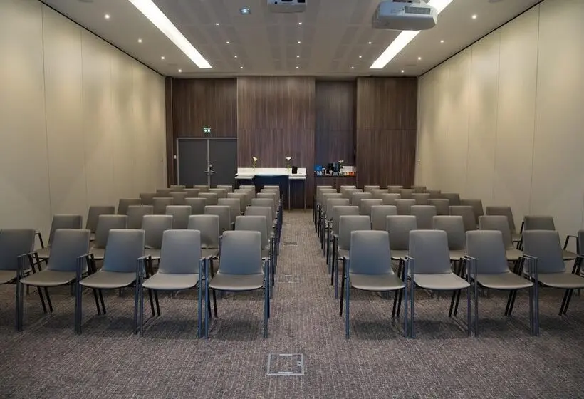 Radisson Blu CDG Airport Terminal Hotel, Paris