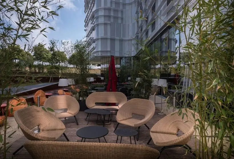 Radisson Blu CDG Airport Terminal Hotel, Paris