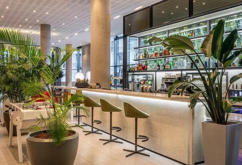 Radisson Blu CDG Airport Terminal Hotel, Paris