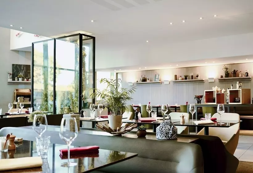 Radisson Blu CDG Airport Terminal Hotel, Paris