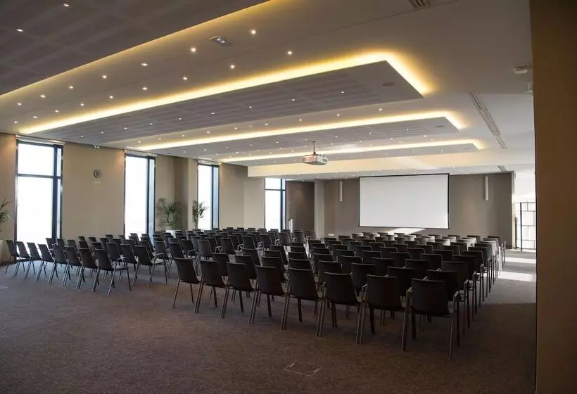 Radisson Blu CDG Airport Terminal Hotel, Paris