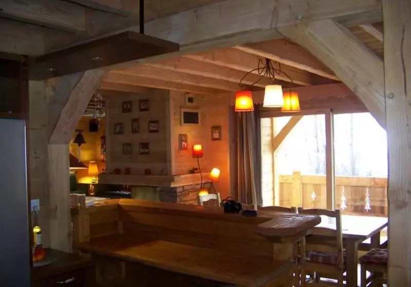 هتل Chalet Les Clarines