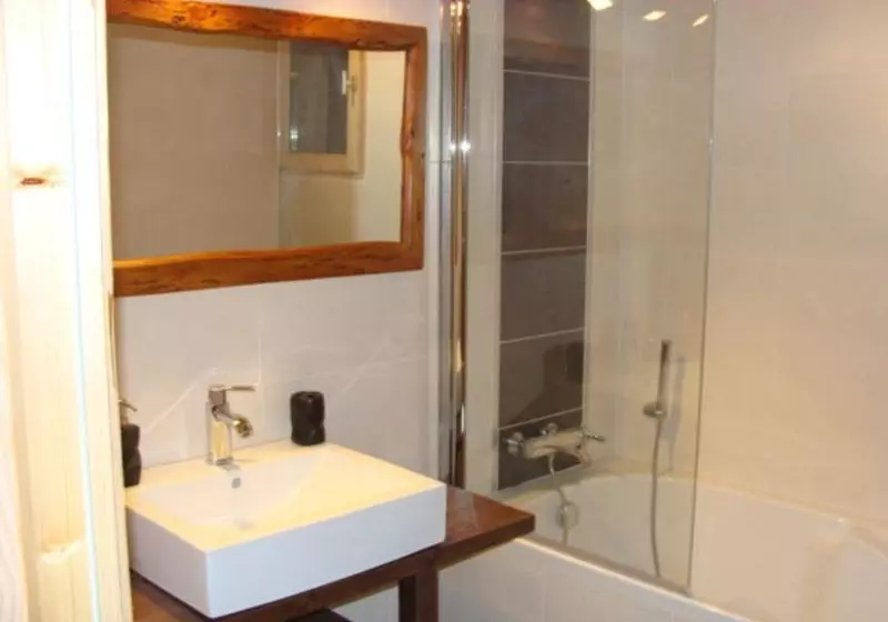 هتل Chalet Les Clarines