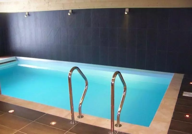 هتل Chalet Les Clarines