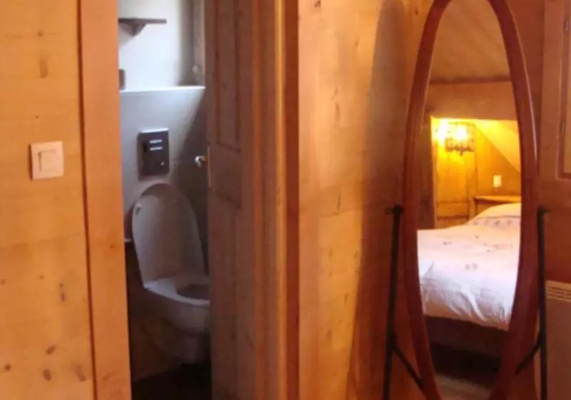 هتل Chalet Les Clarines