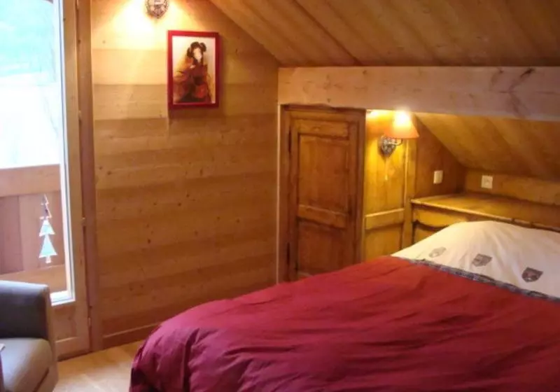 هتل Chalet Les Clarines