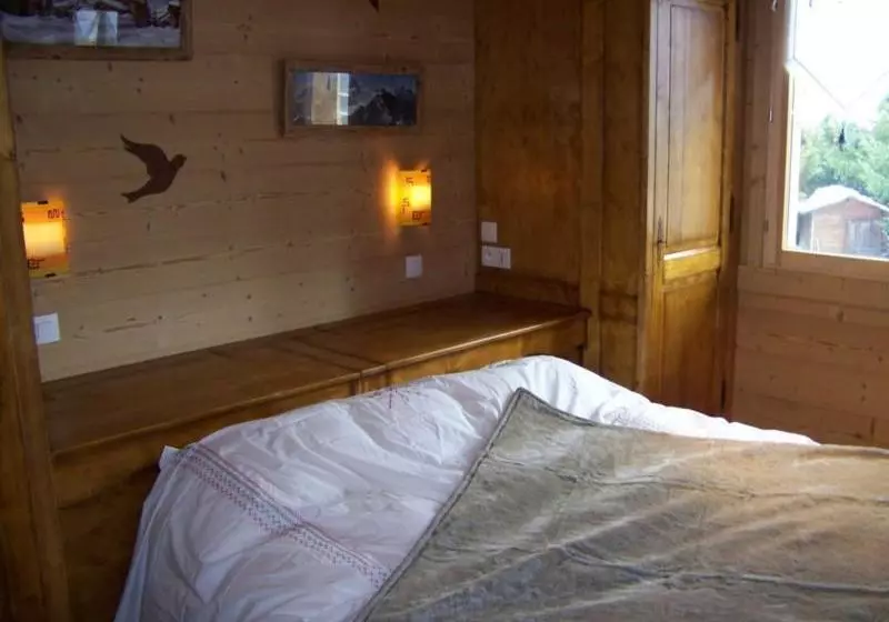 هتل Chalet Les Clarines