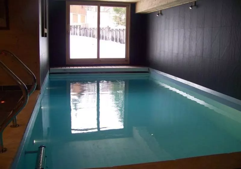 هتل Chalet Les Clarines