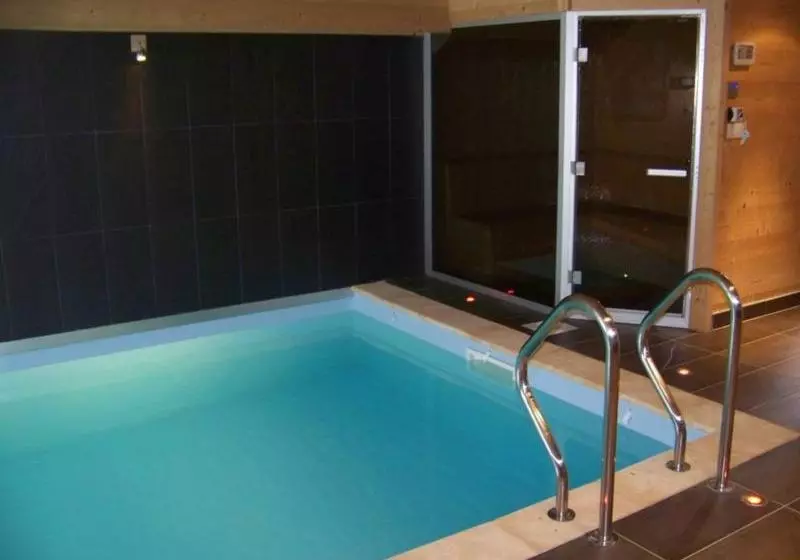 هتل Chalet Les Clarines