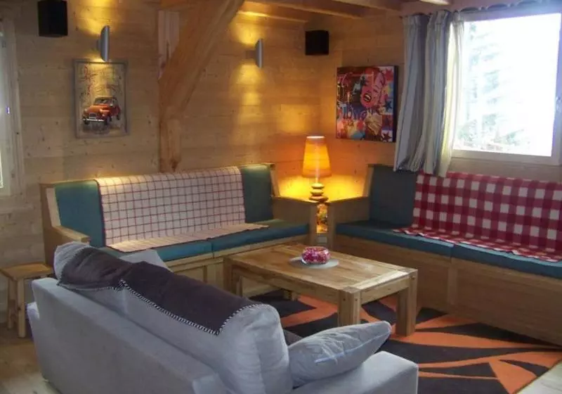 هتل Chalet Les Clarines