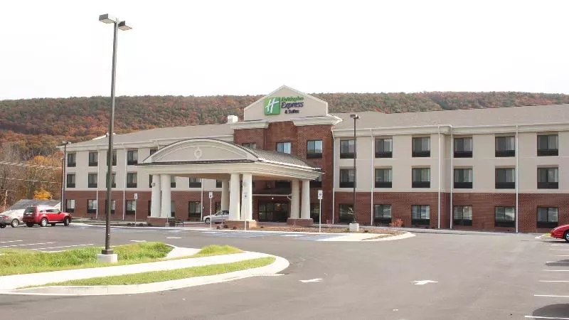 ホテル Holiday Inn Express & Suites Cumberland   La Vale, An Ihg