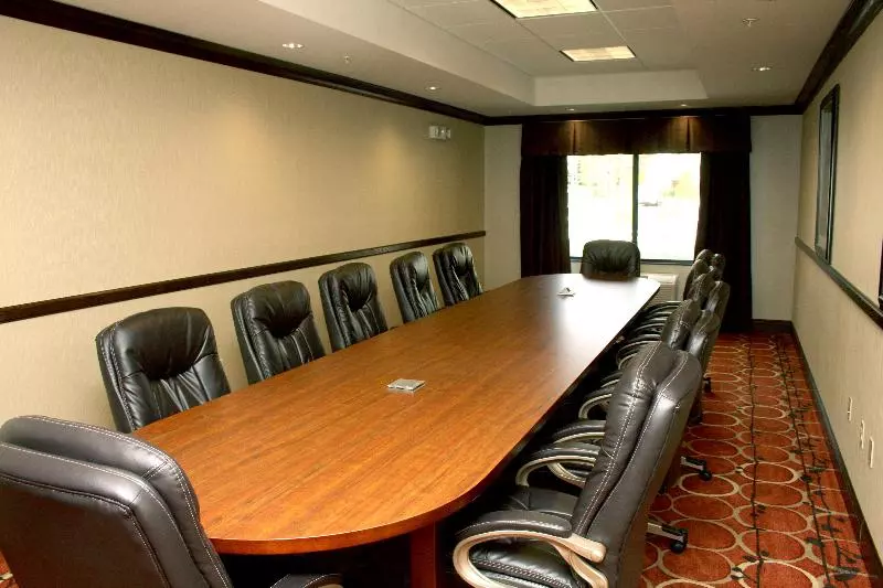 ホテル Holiday Inn Express & Suites Cumberland   La Vale, An Ihg