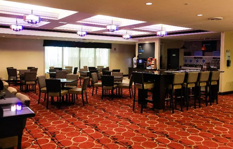 ホテル Holiday Inn Express & Suites Cumberland   La Vale, An Ihg