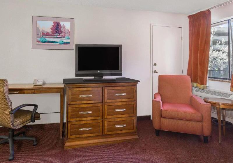 فندق على الطريق Travelodge By Wyndham Reno