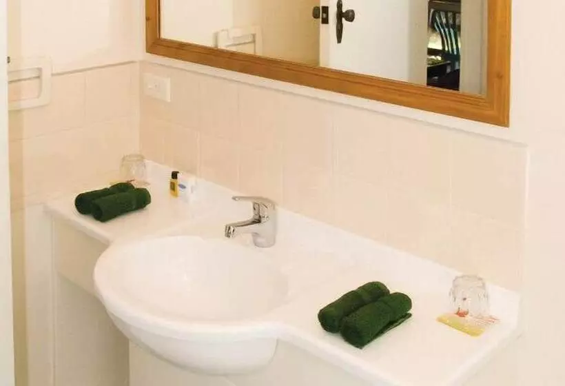 هتل Fletcher Christian Apartments