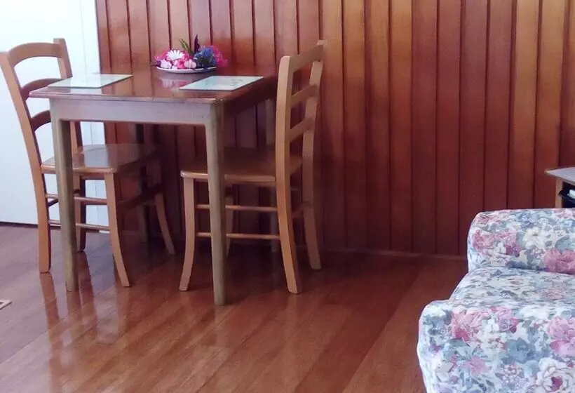 هتل Fletcher Christian Apartments