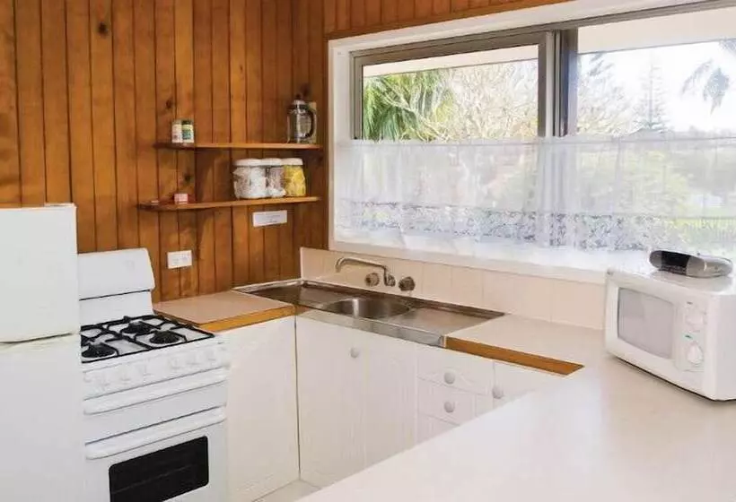 هتل Fletcher Christian Apartments