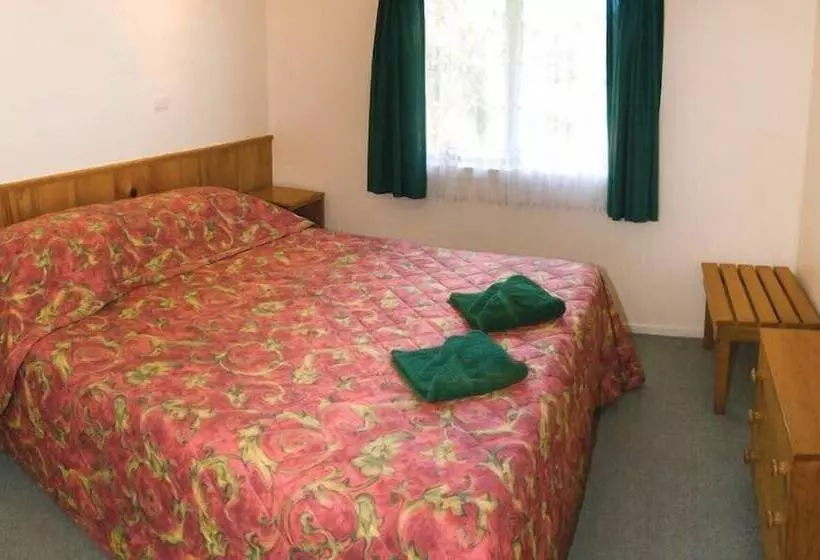 هتل Fletcher Christian Apartments