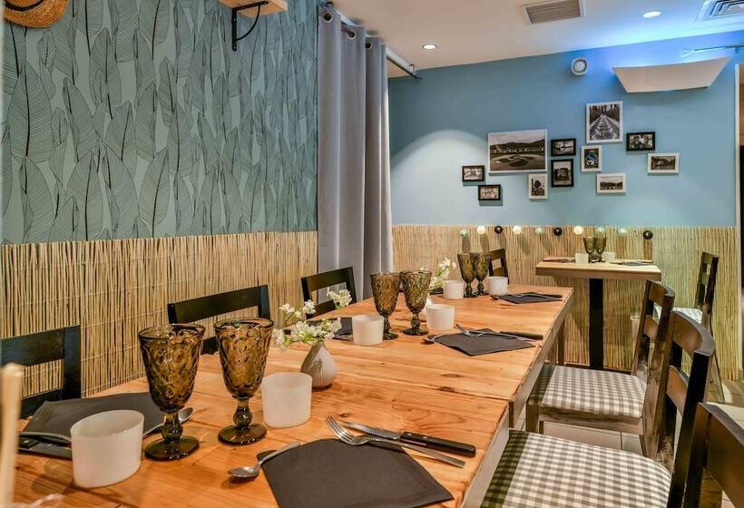 Отель Logis Hôtel & Restaurant La Villa Bleue