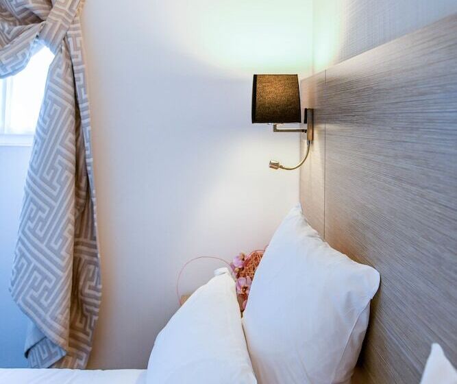 Отель Logis Hôtel & Restaurant La Villa Bleue