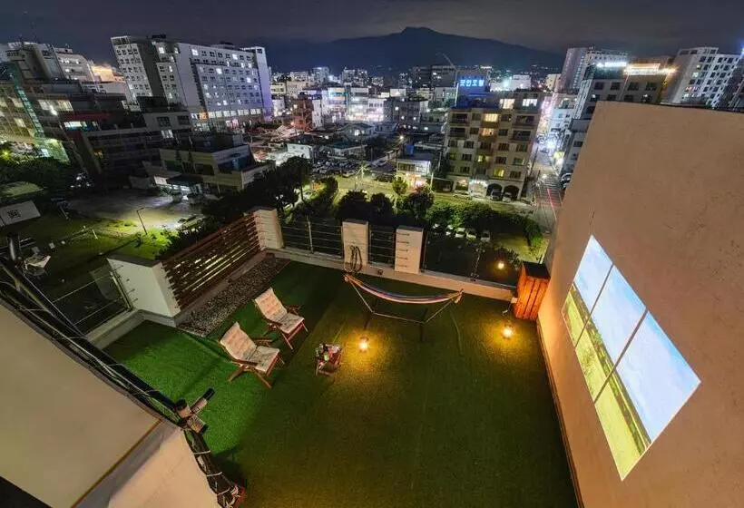 בית מלון כפרי The Island Blue