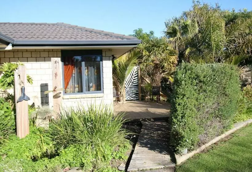 Majatalo The Red Hen And Dog