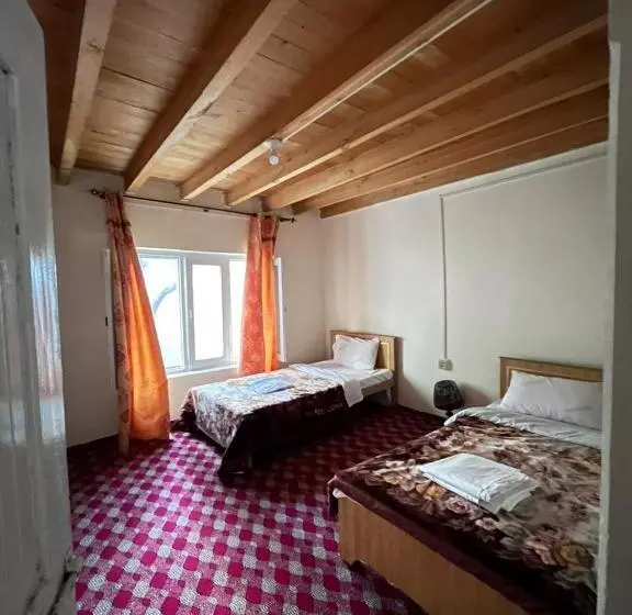 پانسیون Karakorum Family Guest House Hunza