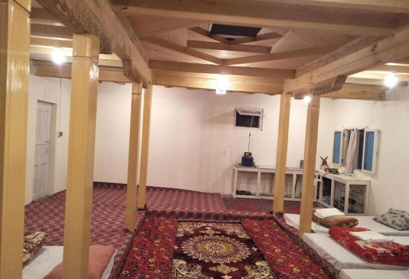 پانسیون Karakorum Family Guest House Hunza