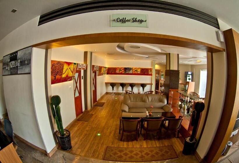 בית מלון כפרי Paramount Tower