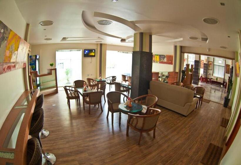 בית מלון כפרי Paramount Tower