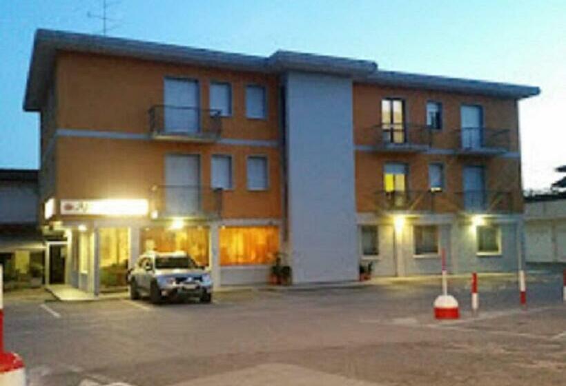 호텔 Albergo Trattoria Al Taj