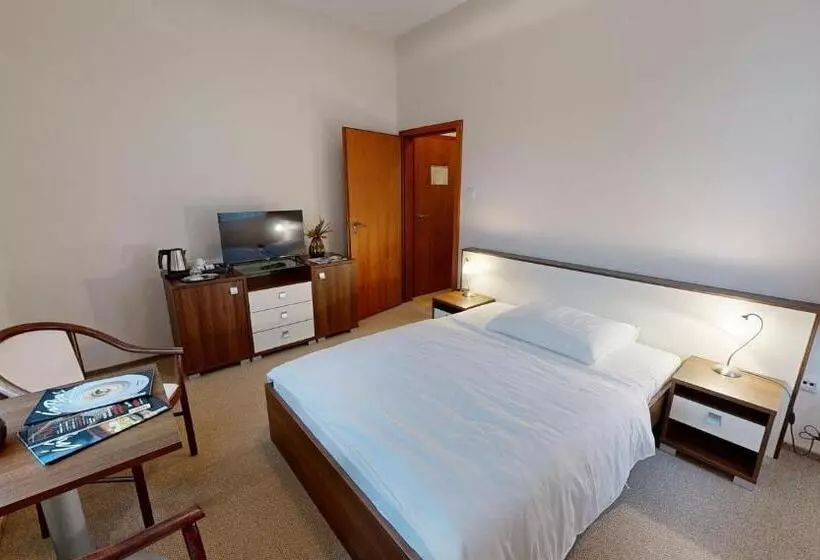 Klaudia S Hotel & Restaurant At Golf Resort, Bač šamorín