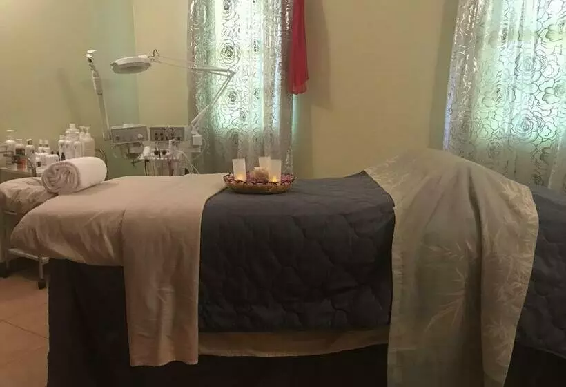 تختخواب و صبحانه Compassionate Touch Spa & Accommodation