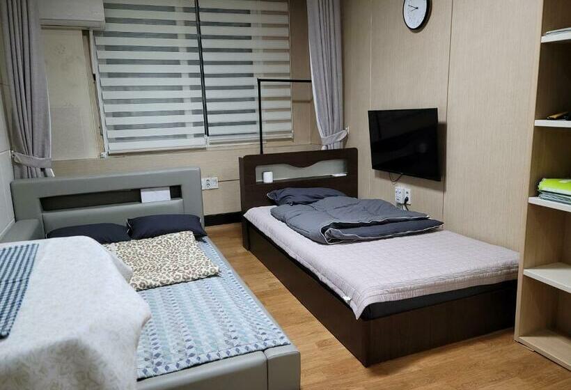 פנסיון Canberra Town 439 3