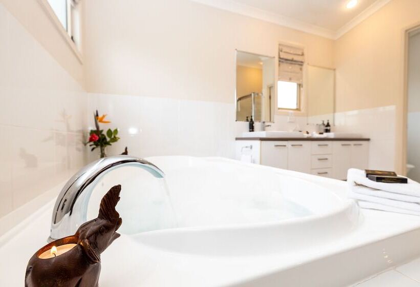 مبيت وإفطار Camelot Boutique Accommodation