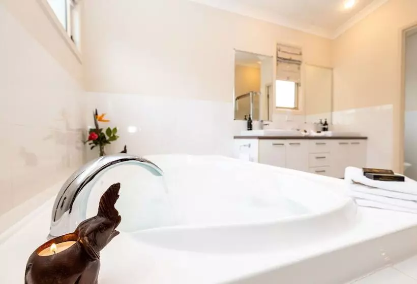 Bed and Breakfast Camelot Boutique Accommodation